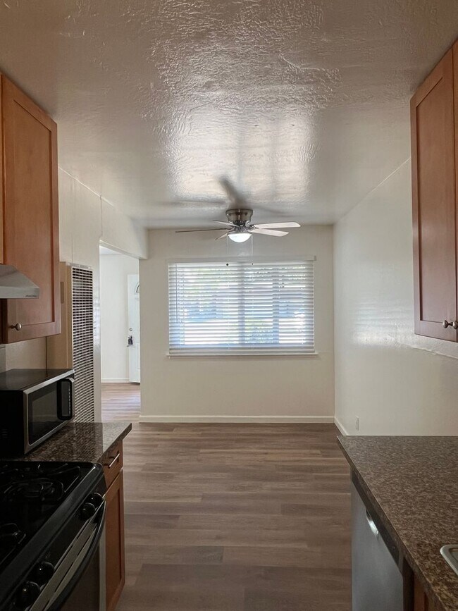 Building Photo - UPDATED 2 BEDROOM APARTMENT!!