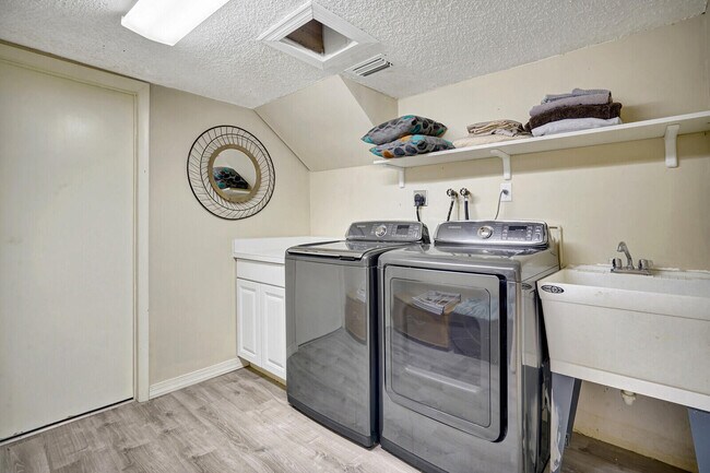 Building Photo - 290 Fern Dr