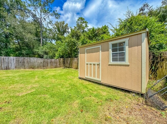 Building Photo - Renovated 3/2 House w/ New Paint/Flooring,...