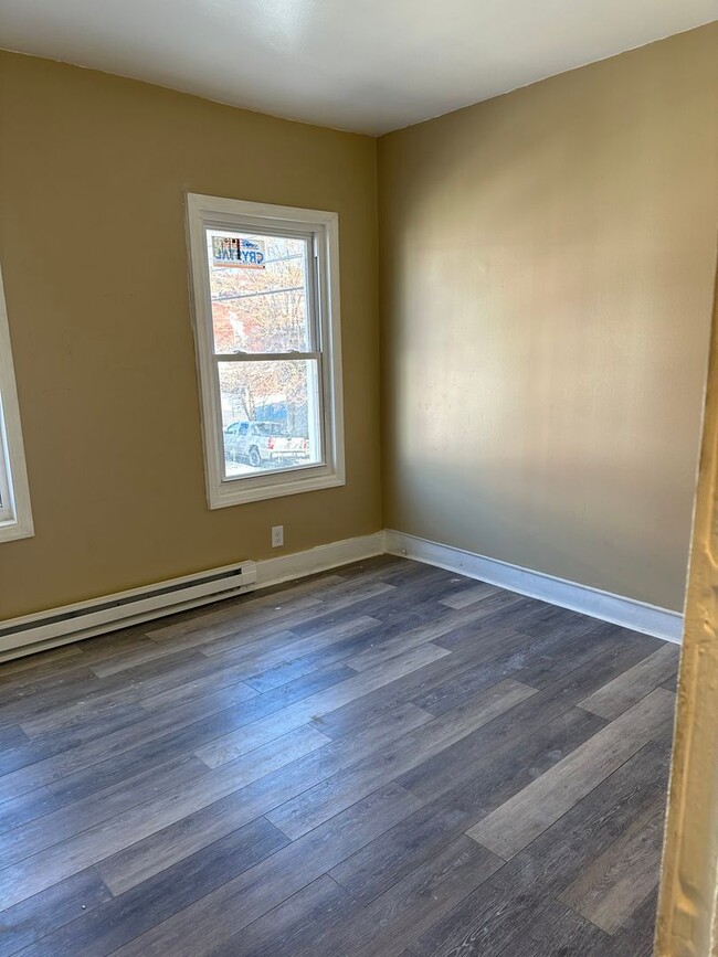 Building Photo - 3 Bedroom House