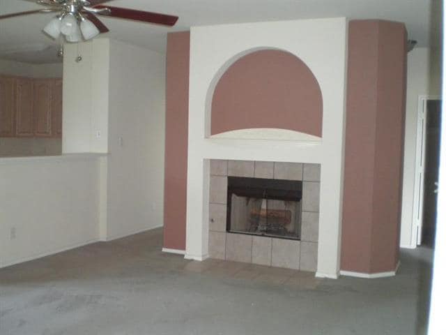 Building Photo - 2213 Willow Dr