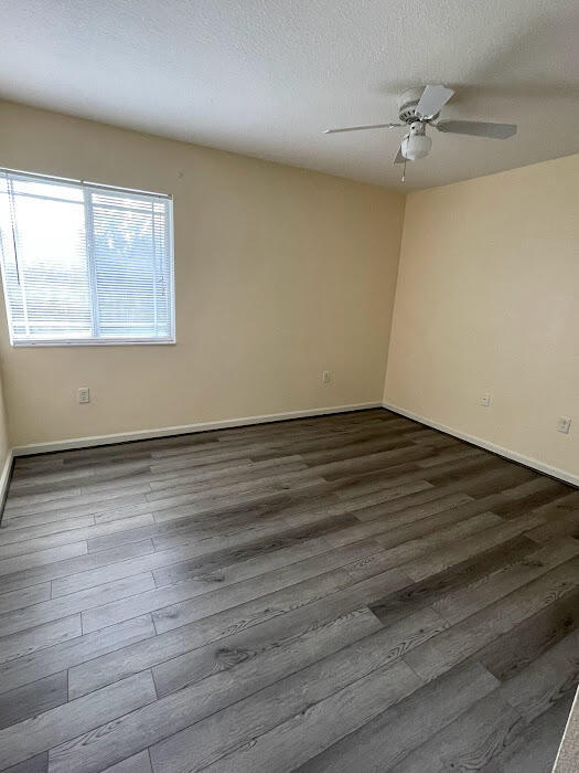 Building Photo - 211 SW Palm Dr