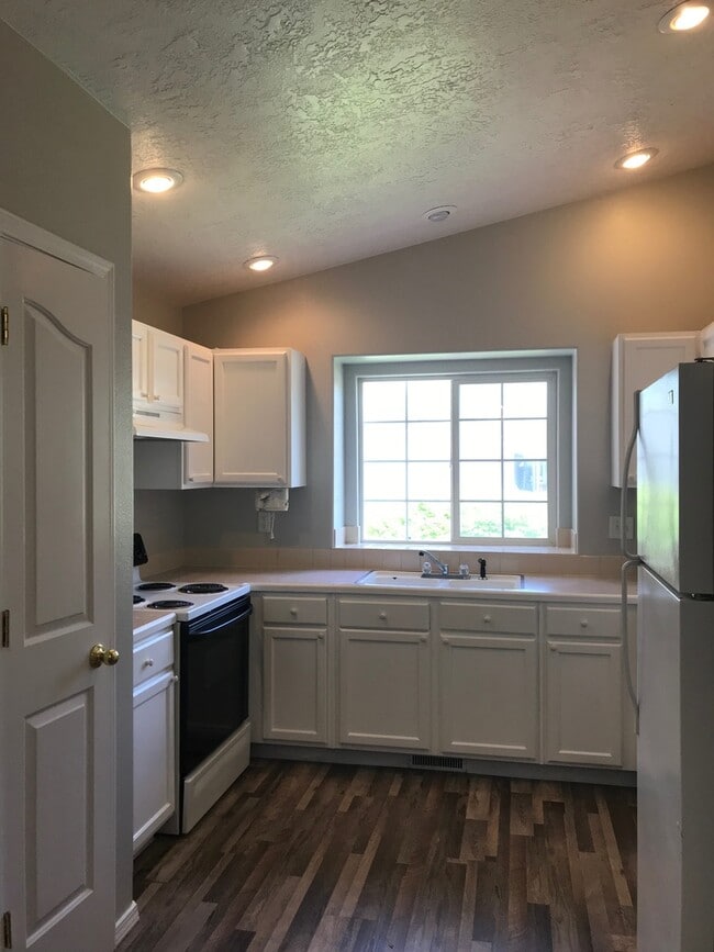 Building Photo - 3 Bed/2 bath...Newer Carpet and Flooring.....