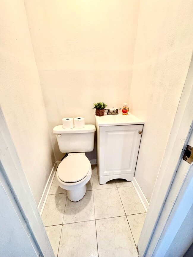 Building Photo - 1134 Rowland Rd