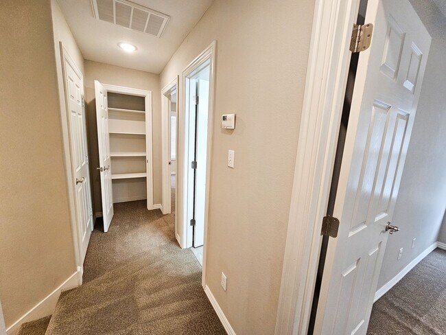 Building Photo - Spacious 3 Bedroom/2.5 Bathroom Chaffee Cr...