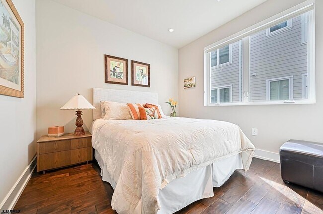 Building Photo - 112 S Weymouth Ave