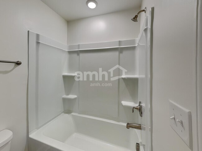 Building Photo - 106 Larragan Dr