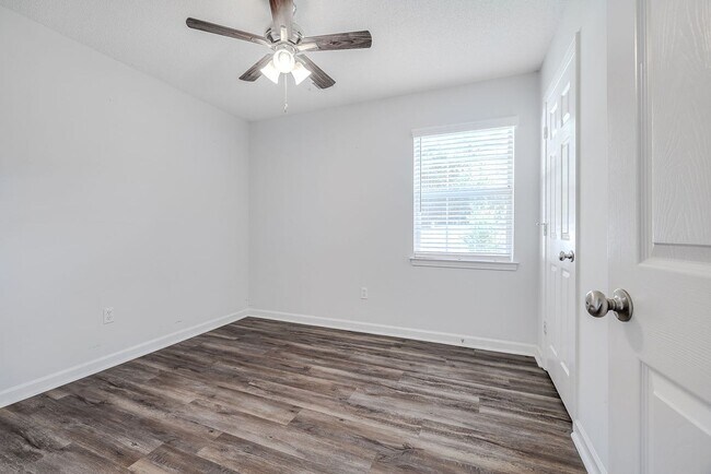 Building Photo - Updated 3BR Home with Fenced Yard in the H...