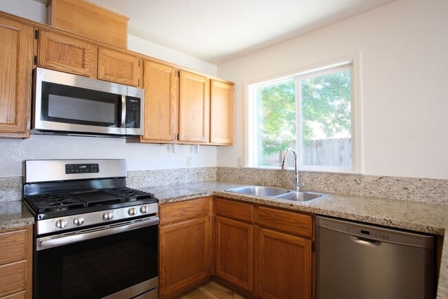 Building Photo - 3 Bedroom 3 bath home in Modesto