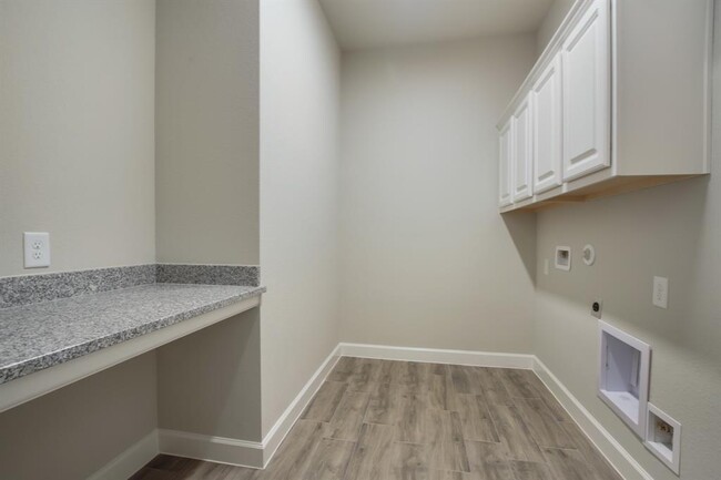 Building Photo - 347 Skyline Ridge Dr