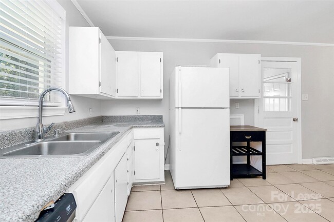 Building Photo - 228 Seneca Pl
