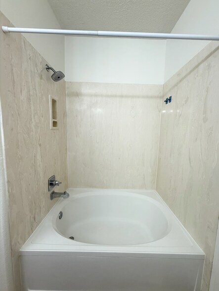 Primary Bath/Shower - 601 Menaul Blvd NE