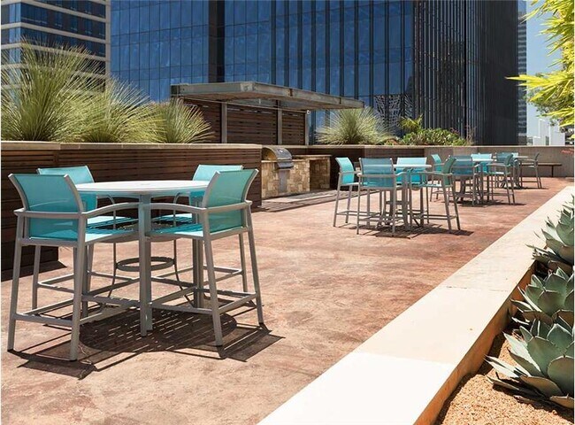 Building Photo - 420 W 3rd St