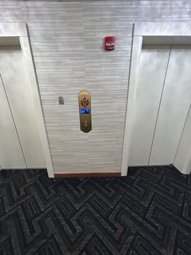 Building Photo - Nice One Bed + One Bath in Luxury Secure Doorman Bldg