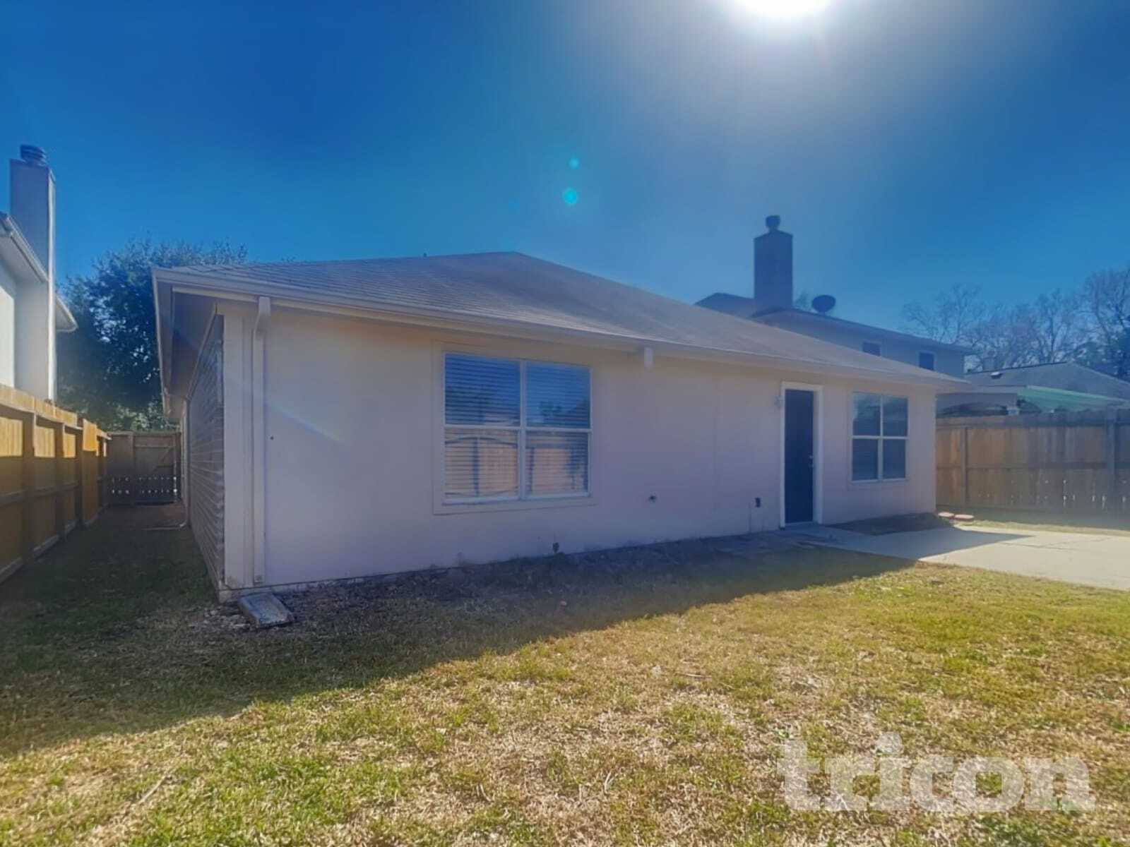 Building Photo - 29418 Fox River Dr