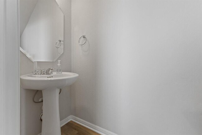 Building Photo - 180 MacArthur Dr