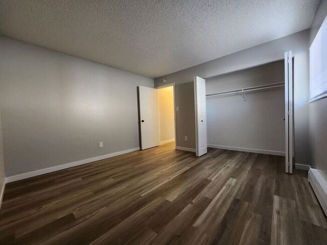 Building Photo - Spacious 2-Bedroom Apartment with Private ...