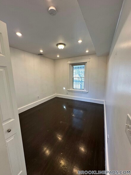 Building Photo - 40 Cameron St