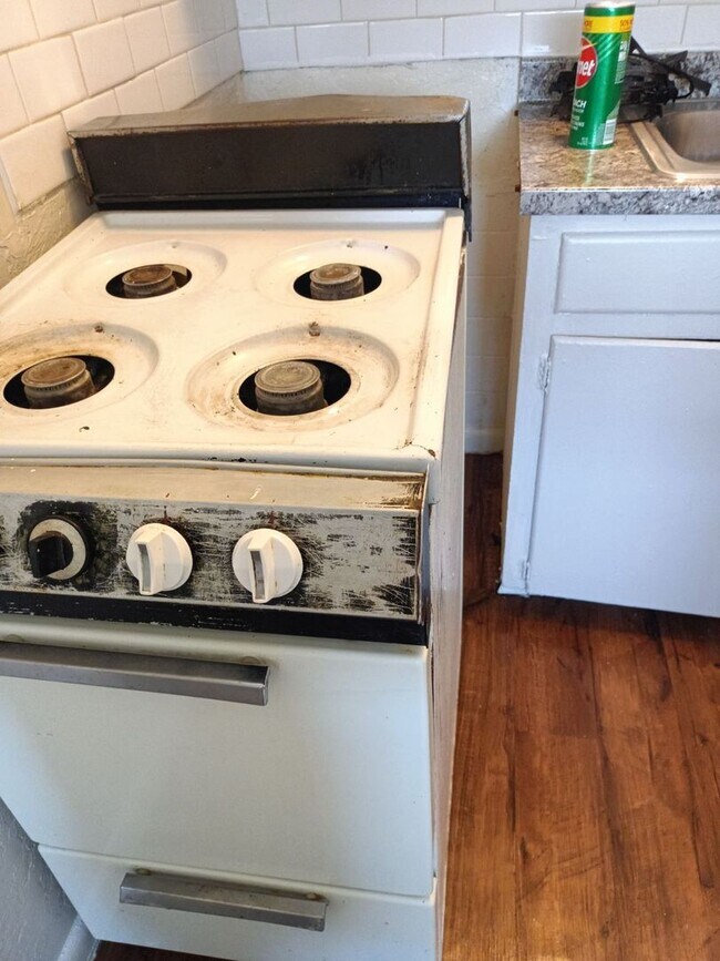 Building Photo - Cute 1 bed spacious unit. Comes with a stove, fridge, wall heater, and window A/C unit