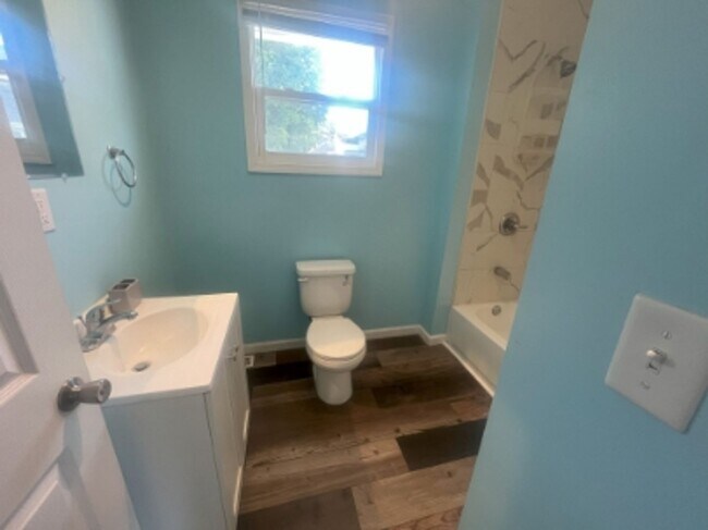 Building Photo - 2 Bed Available now!