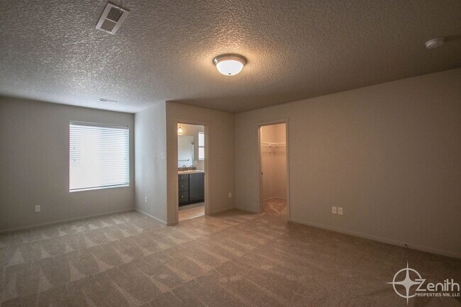 Building Photo - 11517 NE 125th Ave