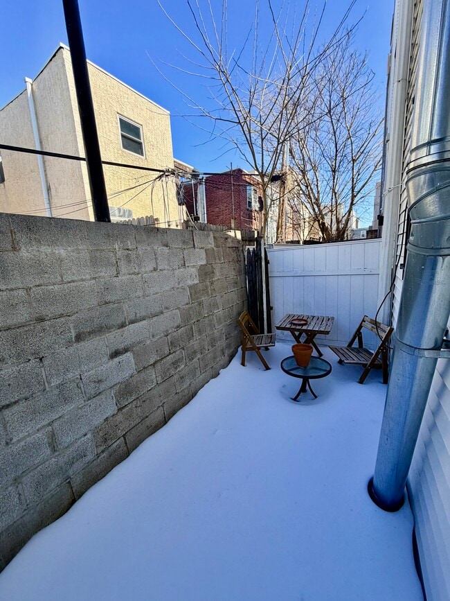 Building Photo - 2035 Watkins St