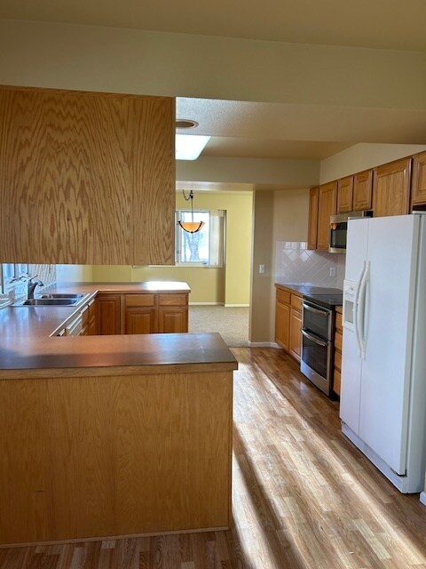 Building Photo - 3670 Point Dr