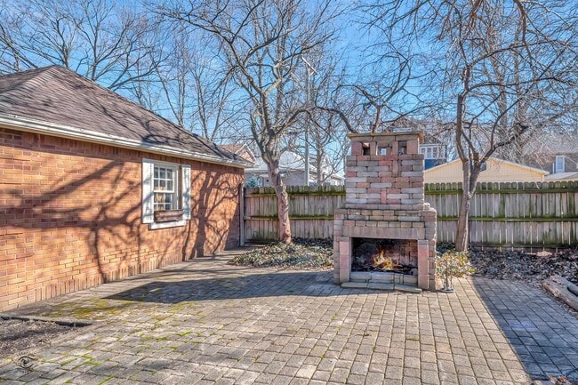 Building Photo - 1096 S Wildwood Ave