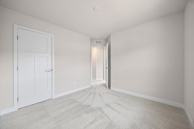 Building Photo - Like new 3-bed, 2.5 bath townhome in Cramerton Mills Parkway!