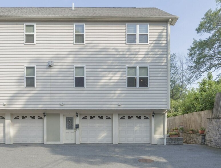 Building Photo - 13 Downer Ct