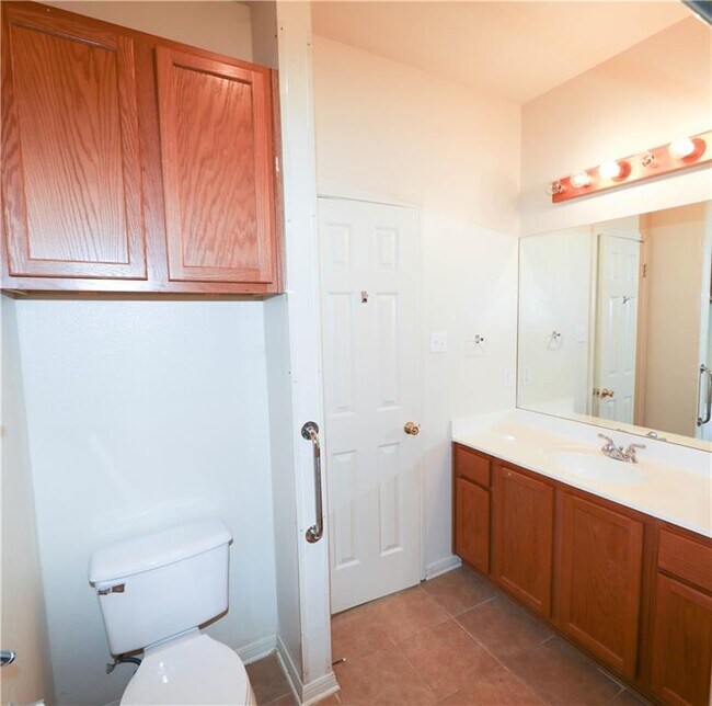 Building Photo - 611 Zennia St