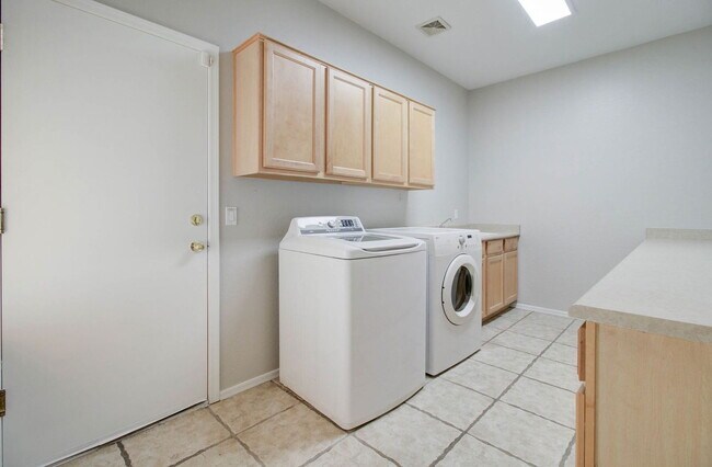 Building Photo - 2026 E County Down Dr