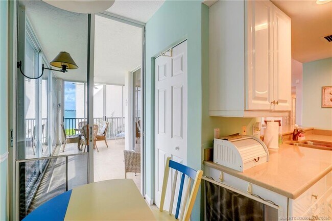 Building Photo - 5750 NE Island Cove Way