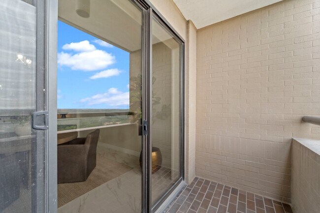 Building Photo - 651 Bering Dr