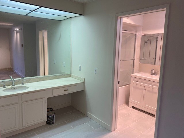 extra sink outside master bath - 575 Esplanade