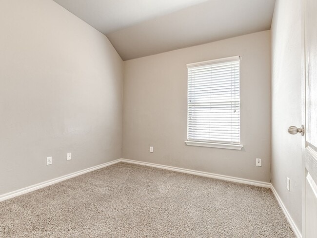 Building Photo - 3 Bed 2 Bath - Deer Creek Schools!