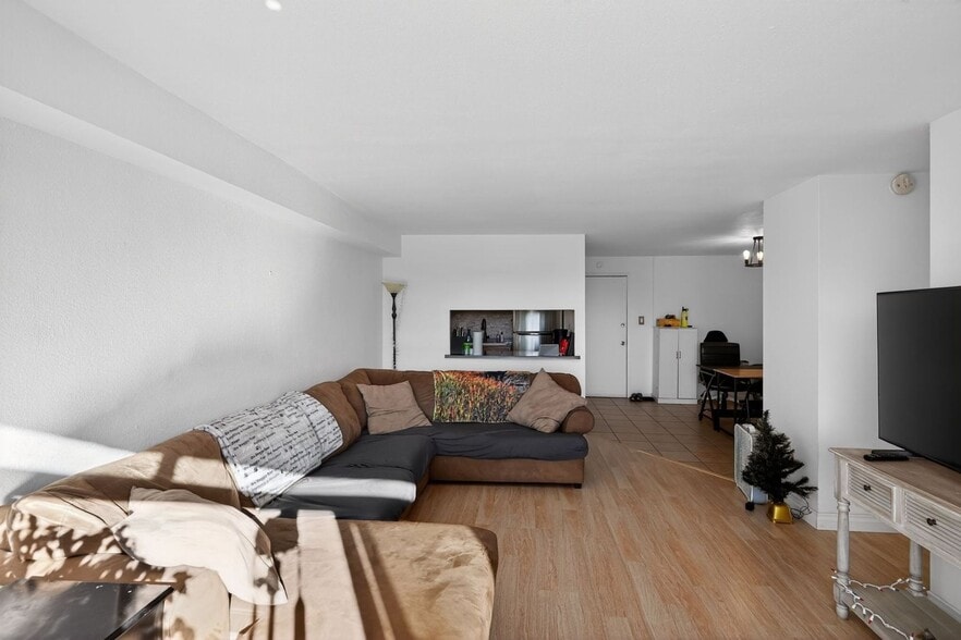 Building Photo - 2 Adams St