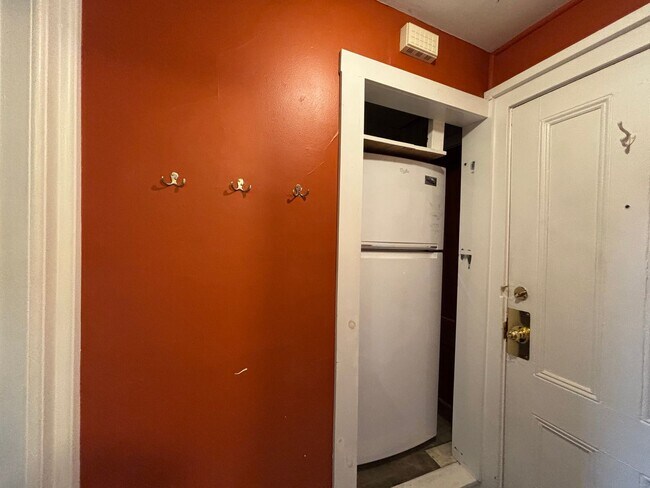 Building Photo - 174 N Goodman St
