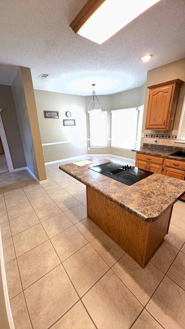 Building Photo - Beautiful 4 Bedroom - 2.5 Bath | Colliervi...