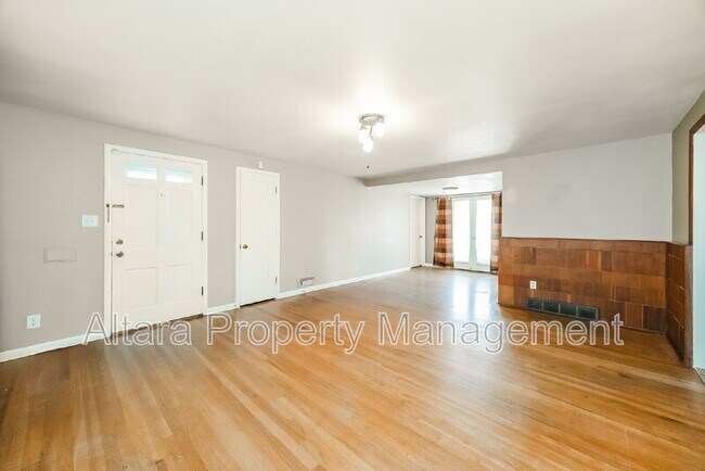 Building Photo - 2123 Robin Dr