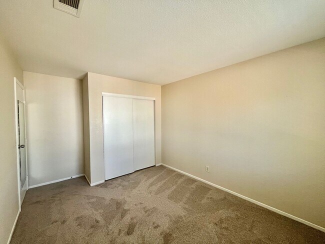 Building Photo - Gorgeous 4 Bedroom Home with Pool & Spa Located in The Lakes