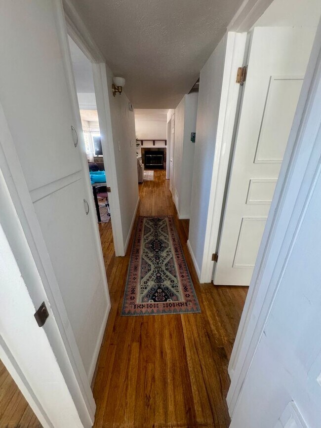 Building Photo - Charming 3 Bedroom in Knob Hill with views of Pikes Peak