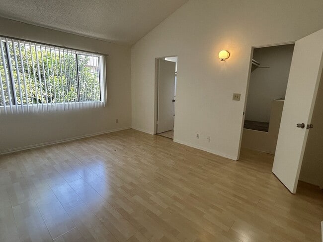Building Photo - Cozy 3 bedroom Condo in the most desired n...