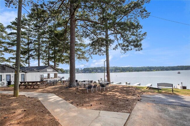 Building Photo - 3220 Sweetbriar Dr