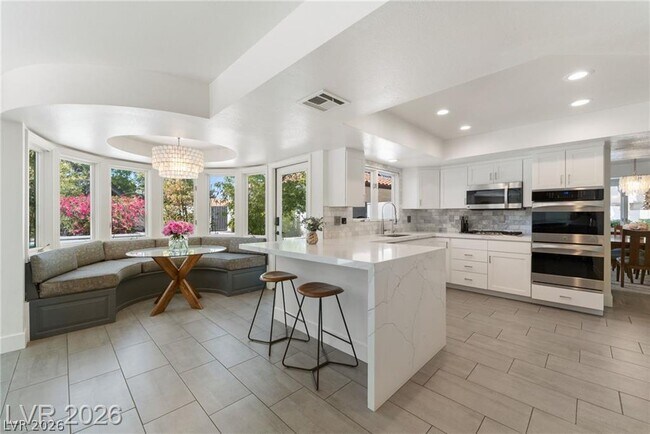 Building Photo - 2233 Versailles Ct