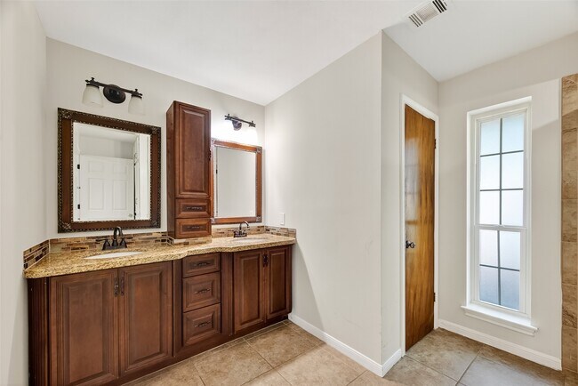 Building Photo - 1810 Indian Shores Rd