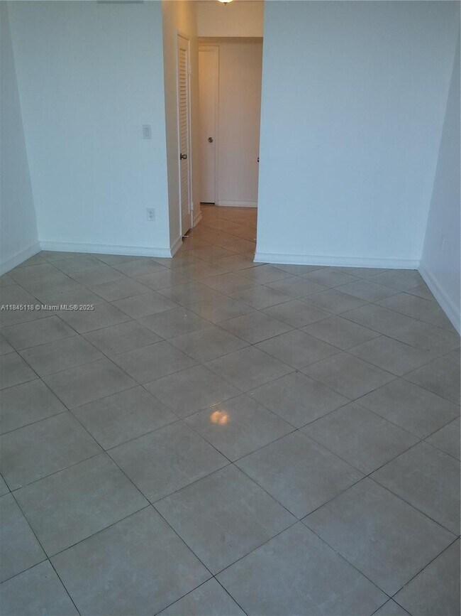 Building Photo - 1301 NE Miami Gardens Dr