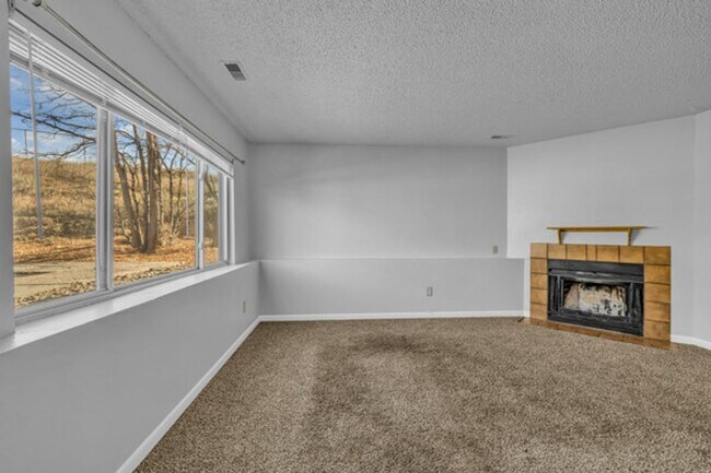 Building Photo - Beautiful 2 Bed 1 Bath Condo Near Old Colorado!!