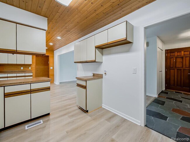 Building Photo - 7580 Thornwood St