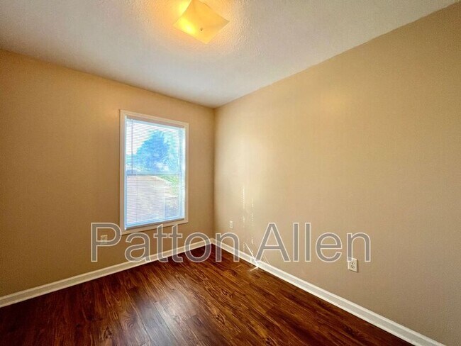 Building Photo - 8 Zell Ln